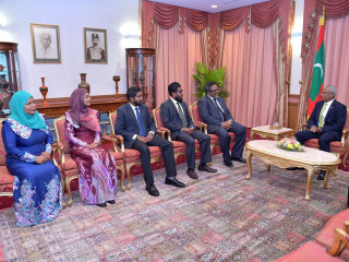 ކޮރަޕްޝަންގެ މައްސަލަ ބަލާ ކޮމިޝަންގެ މެމްބަރުންނާ ރައީސް ސޯލިހު ބައްދަލުކުރައްވަނީ