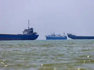 ހުރްމުޒް ކަނޑުއޮޅީގައި އޮންނަ ބަންދަރު އައްބާސްގެ ބަނދަރުގައި ގިނަ އަދަދެއްގެ އުޅަނދުފަހަރު ބަނދަރުކޮށްފައި އޮއްވާ ފެންނަ މަންޒަރެއް.