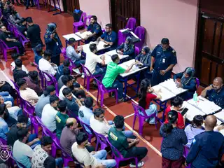 އިމިގްރޭޝަނުން ބިދޭސީންގެ ބަޔޯމެޓްރިކްސް މައުލޫމާތު ނަގަނީ. އާދިއްތަ ދުވަހު ކުރިއަށް ގެންދިޔަ އޮޕަރޭޝަންގައި ވިސާ ފުރިހަމަ ނޫން 250ށް ވުރެ ގިނަ ބިދޭސީން އިމިގްރޭޝަންގެ ބެލުމުގެ ދަށަށް ގެންގޮސްފައިވޭ. 
