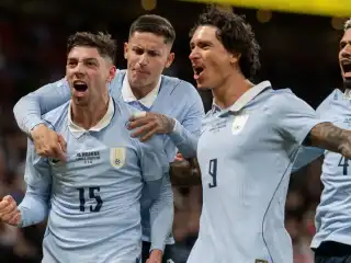 މެޗުގައި ލަނޑު ޖެހުމަށް ފަހު އުރުގުއޭގެ ކުޅުންތެރިންނާ އެކު ވަލްވާޑޭ އުފާ ފާޅު ކުރަނީ