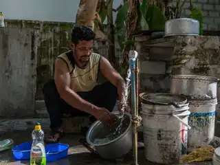 ބަންގްލަދޭޝްގެ މަސައްކަތްތެރިއަކު އދ. މަހިބަދޫގެ ގެއެއް ގައި ތެލި ދޮންނަނީ - ޑިސެމްބަރު 17، 2019 