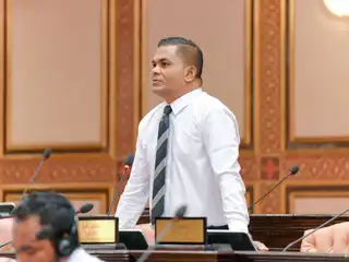 ހުޅުދޫ ދާއިރާގެ މެމްބަރު މުހައްމަދު ޝާހިދު މަޖިލީހުގެ ތަޅުމުގައި ވާހަކަދައްކަވަނީ