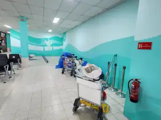 ވީއައިއޭ ގެ އައު ޑޮމެސްޓިކް ޓަރމިނަލް - އެތަނުގެ އެތެރެ ފަރުމާކުރުމުގައި ސަރުކާރު ހިންގާ ޕީއެންސީ ގެ ޑިޒައިނާ ކުލަ ބޭނުން ކޮށްފައިވާތީ ގިނަބަޔަކު ދަނީ ފާޑުކިޔަމުން. 