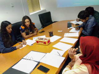 ހައުސިން މިނިސްޓަރ އާތިފާ ޝަކޫރު ޖެންޑަރ މިނިސްޓްރީގެ ބޭފުޅުންނާއި މަޝްވަރާ ކުރައްވަނީ