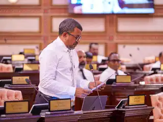 ގަލޮޅު އުތުރު ދާއިރާގެ މެމްބަރު މުޙައްމަދު އިބްރާހިމް (ކުޑޫ) މަޖިލިހުގެ ޖަލްސާ އެއްގައި ވާހަކަ ދައްކަވަނީ