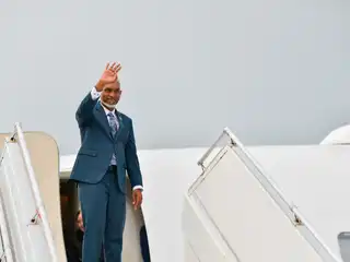 އުޅުއްވަނީ 24 ގަޑިއިރު މަސައްކަތުގައި، އެކަމަކު ބަންދެއް ލިބޭ އިރަށް ސިންގަޕޫރަށް!
