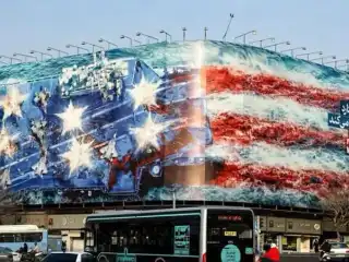 އީރާނުގެ ވެރިރަށް ތެހެރާނުގެ އިންގިލާބީ މައިދާނުގައި އާދީއްތަ ދުވަހު ހާމަ ކުރި ބޮޑު ކުރެހުމަކުން، އީރާނަށް އަސްކަރީ ހަމަލާ އެއް ނުދިނުމަށް އެމެރިކާ އަށް ސީދާ އިންޒާރެއް ދީފި