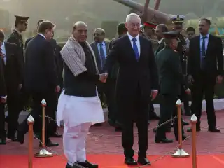 ރަޝިޔާގެ ޑިފެންސް މިނިސްޓަރު އެންޑްރޭ ބެލޫސޯވް، އިންޑިއާގެ ޑިފެންސް މިނިސްޓަރު ރާޖްނާތު ސިންގްއާ ބައްދަލު ކުރައްވައި ސަލާމް ކުރައްވަނީ.