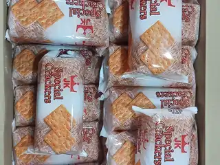 ރާއްޖޭގެ ބާޒާރުގައި އިތުބާރު ހޯދާފައިވާ މަގުބޫލު ބްރޭންޑެއް ކަމަށްވާ "ޖޭކޭ" ބްރޭންޑުގެ ކްރީމް ކްރެކަރާއި ބިސްކޯދުތައް