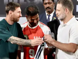 ރާހުލް ގާންދީއާ ބައްދަލުކޮށް، މެސީ ހަދިޔާ ކުރީ އާޖެންޓީނާގެ 10 ނަންބަރު ޖާޒީއެއް 