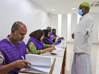 މީދޫ ކައުންސިލް ރައީސް ހޮވުމަށް ބާއްވާ އިންތިޚާބުގެ ދެވަނަ ބުރުގެ ވޯޓުލުން ގަޑިއަށް ފެށިފައިވާއިރު، ހުރިހާ ކަމެއް އަމާންކޮށް ކުރިއަށްދޭ: އީސީ 