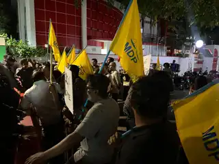 އެމްޑީޕީ މުޒާހަރާގައި ރޭ ވެސް ފުލުހުންގެ ފަރާތުން ފެނުނީ ހާލަތާއި ނުބައްދަލު މިންވަރަށް ބާރުގެ ބޭނުންކޮށް ހިފެހެއްޓިތަން