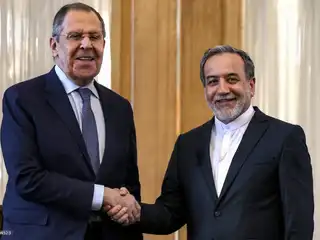 ތެހެރާނުގެ ފޮރިން މިނިސްޓްރީގެ މައި އޮފީހުގައި ބޭއްވި ޖޮއިންޓް ނޫސްވެރިންގެ ބައްދަލުވުމެއް ގައި އީރާނުގެ ފޮރިން މިނިސްޓަރު އައްބާސް އަރަގްޗީ ރަޝިޔާގެ ފޮރިން މިނިސްޓަރު ސަރްގޭ ލަވްރޯވް އާއި ސަލާމް ކުރައްވަނީ - ފެބްރުއަރީ 25، 2025.