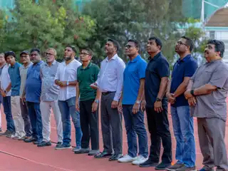 ހުޅުމާލޭ ސިންތެޓިކް ރަނިންގ ޓްރެކުގައި އާ ޑިޖިޓަލް ގަޑިއެއް ހަރުކުރުމަށް ބޭއްވި ރަސްމިއްޔާތުގައި ޔޫތު މިނިސްޓަރާއި ވެރިން ބައިވެރިވެވަޑައިގަންނަވަނީ