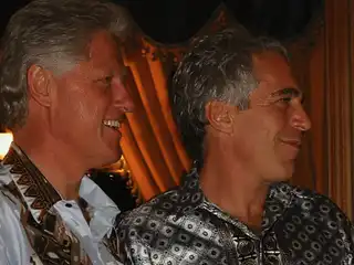 ޑިޕާޓްމަންޓް އޮފް ޖަސްޓިސް އިން އާންމު ކޮށްފައިވާ ފައިލްގައިވާ ފޮޓޯ ތަކުގެ ތެރެއިން ފޮޓޯ އެއްގައި ކުރީގެ ރައީސް ބިލް ކްލިންޓަން އާއި އެޕްސްޓީން.