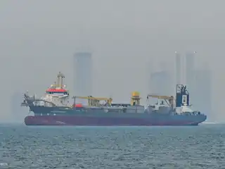 ޔުނައިޓެޑް އަރަބް އެމިރޭޓްސް (ޔޫއޭއީ) ގެ އައްސޭރިފަށުން ބޭރުގައި، ދުބާއީގެ ހޮރްމޫޒް ކަނޑުއޮޅި ސަރަހައްދުގައި މުދާ އުފުލާ ބޯޓެއް ބަނދަރުކޮށްފައި އޮއްވާ ފެންނަ މަންޒަރެއް.