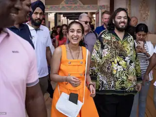 ރިލަޔަންސް އިންޑަސްޓްރީސް ގެ ޗެއަރަމަން މުކޭޝް އަމްބާނީގެ ދަރިފުޅު އާނަންތު އަމްބާނީ (ކ) އާއި އޭނާގެ އަންހެނުން ރާދިކާ މާޗެންޓް (ވ) ޕެރިހުގައި 2024 ގައި އޮތް އޮލިމްޕިކް ގޭމްސް ބަލާލަން ކުރި ޒިޔާރަތުގައި އިންޑިއާ ހައުސް އަށް ޒިޔާރަތް ކުރަނީ - ޖުލައި 30، 2024.