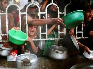 ޣައްޒާގެ ދެކުނުގައި އޮންނަ ޚާން ޔޫނިސްގެ މަވާސީ ސަރަހައްދުގައި ހުންނަ ޗެރިޓީ ބަދިގެ އަކުން ފަލަސްތީނުގެ ރައްޔިތުންނަށް ކާއެއްޗެހި ބަހަނީ - ޖުލައި، 22، 2025 