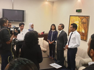 ރައީސް ނަޝީދު އެއަރޕޯޓްގައި ހުންނަވާ މީޑިޔާތަކަށް އިންޓަރވިއު ދެއްވަނީ