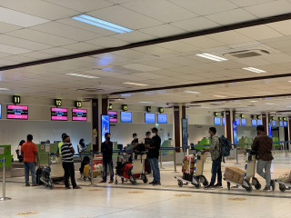 ރާއްޖޭގައި މަސައްކަތްކުރާ ބިދޭސީންތަކެއް ފުރަންވެގެން ގޮސް އެއާޕޯޓުގައި