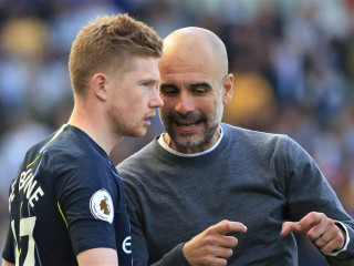 މެންޗެސްޓާ ސިޓީގެ މިޑްފީލްޑަރު ކެވިން ޑި ބްރޭނާ އާއި އެ ޓީމުގެ ކޯޗު ޕެޕް ގާޑިއޯލާ