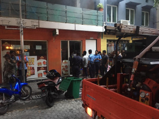 ގްރީން މޫން ކެފޭގައި ރޯވުން