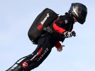 ފްރެންކީ ޒަޕަޓާ އޭނާގެ ހަވަރބޯޑު މަތީގައި