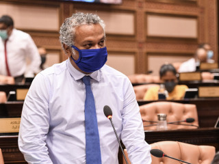 ހުޅުމާލެ ދާއިރާގެ މެމްބަރު އަލީ ނިޔާޒް މަޖިލީހުގެ ޖަލްސާއެއްގައި ވާހަކަ ދައްކަވަނީ