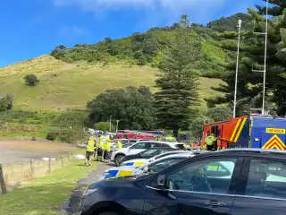 ހަމަލާ ދިން ކަމަށް ބުނާ ސަރަހައްދުގައި ފުލުހުންނާއި، އިމަޖެންސީ ޚިދުމަތުން ޙަރަކާތްތެރި ވަމުން ދަނީ