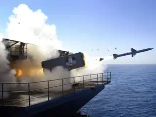 އީރާނުން އެމެރިކާގެ އެއަރކްރާފްޓް ކެރިއަރ އަބްރަހަމް ލިންކަން އަށް ކްރޫޒް މިސައިލް ހަމަލާދީފި