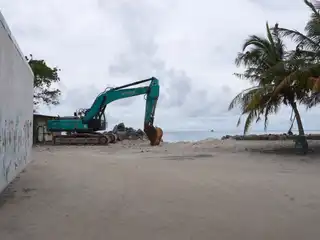 ރ. މަޑުއްވަރީ ބިން ހިއްކުމުގެ މަސައްކަތް ކުރަން ފެށި އެކްސްކެވޭޓަރު: ވޯޓަށް ފަހު އެއްވެސް މަސައްކަތެއް ކުރިޔަށް ނުދާކަމަށް އެ ރަށު ރައްޔިތުން ބުނޭ. 