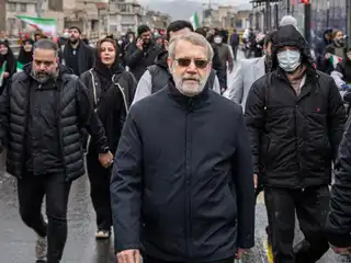 ތެހެރާންގައި ބޭއްވި އެއްވުމެއްގައި، އީރާނުގެ ރައީސް މަސްއޫދު ޕެޒެޝްކިއާން އާއި ފޮރިން މިނިސްޓަރު އައްބާސް އަރަގްޗީއާއެކު ލާރިޖާނީ ބައިވެރިވެވަޑައިގަންނަވާ މަންޒަރު ފެންނަ ވީޑިއޯތަކެއް ހުކުރު ދުވަހު ވަނީ އާންމުވެފައި.