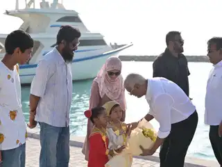 ކުރިއަށްއޮތް ލޯކަލް ކައުންސިލް ތަކުގެ އިންތިޚާބުގެ ކެންޕެއިން އަށް ކުރީގެ ރައީސް އިބްރާހިމް މުހައްމަދު ސޯލިހު މާފުށްޓަށް ވަޑައިގަތުމުން އެ ރަށުން ހޫނު މަރުޙަބާ އެއް