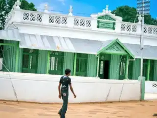 ބަންޑަރާ މިސްކިތުގެ ކުރީގެ ފޮޓޯ އެއް: 100 އަހަރު ވާން ކައިރި ވެފައިވާ މި މިސްކިތަކީ ތާރީހީ ތަރިކަ އެއްގެ ގޮތުގަ ރާއްޖޭގެ ތާރީހު ދިރާސާ ކުރާ ގިނަ ބަޔަކު ފާހަގަކުރޭ 