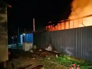 ރަޝިޔާގެ މޮސްކޯ ރީޖަންގެ ހާމަނުކުރާ ސަރަހައްދެއްގައި ހުރި އިމާރާތްކުރާ ސައިޓަކަށް، 2026 އޮގަސްޓް 18 ވީ އަންގާރަ ދުވަހު ޔޫކްރެއިނުން ދިން ޑްރޯން ހަމަލާއަކާ ގުޅިގެން އެ ސަރަހައްދުން އަލިފާނާއި ދުން އަރަމުންދަނީ