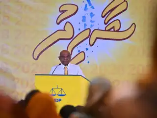 އަބްދުﷲ ޝާހިދު އައްޑޫ ސިޓިގައި ބޭއްވި ޖަލްސާގައި ވާހަކަ ދައްކަވަނީ