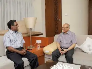 ޑރ. ވަހީދު އެޕްސްޓީން އަށް: މިއުޅެނީ މުސްކުޅި ރައީސް މައުމޫނަށް ރަނގަޅު ފިލާވަޅެއް ދޭން، ސިޔާސީ ކަންކަމުން ދުރަށް ގޮސް، ރިޓަޔަރ ކޮށްގެން ހުންނަވަން ދަސްކޮށްދޭން!