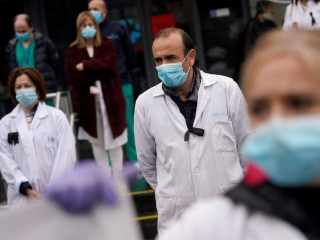 ސްޕެއިންގެ މެޑްރިޑްގެ ހޮސްޕިޓަލްގެ ޑޮކްޓަރުންތަކެއް ކޮވިޑް-19 ޖެހިގެން މަރުވި ހެލްތު ކެއަރ ވޯކަރުންގެ ހަނދާނުގައި ދެ މިނެޓްގެ ސުކޫތެއްގައި