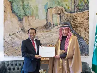 ސައުދީ އަރަބިއްޔާގެ ވަލީއަހުދުގެ ފަރާތްޕުޅުން މި ސިޓީ އާ ހަވާލުވެވަޑައިގަތީ އެ ގައުމުގެ ޑެޕިއުޓީ މިނިސްޓަރ އޮފް ފޮރިން އެފެއާޒް ވަލީދު އަލް ޚުރައިޖީ.