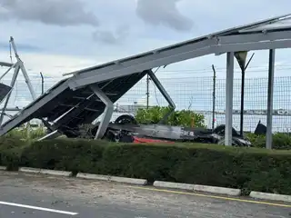 A high-speed Lamborghini lost control and crashed into solar panels installed along the Sinamalé Bridge highway, resulting in a serious accident.