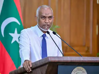 ރައީސް ޑރ. މުހައްމަދު މުއިއްޒު ހޯމަ ދުވަހު ނޫސްވެރިންނާއި ބައްދަލުކުރައްވަނީ.