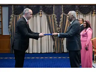 ކޮސޯވޯގެ އައު ސަފީރު، އެމަނިކުފާނުގެ ސަފީރުކަމުގެ ފަތްކޮޅު ރައީސުލްޖުމްހޫރިއްޔާއަށް އަރުވަނީ