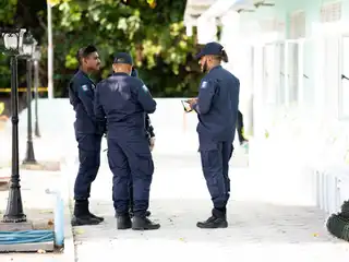 ފުލުހުން ވޯޓުލާ މަރުކަޒުތައް ކައިރީގައި ހަރަކާތްތެރިވަނީ.  