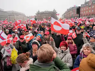 ޑެންމާކުގެ ކޮޕަންހޭގަންގެ ސިޓީ ހޯލް ކުރިމަތީގައި އެމެރިކާ އިން ގްރީންލޭންޑް ހިފުމަށް ކުރާ މަސައްކަތާ ދެކޮޅަށް އެތައް ހާސް ބަޔަކު މުޒާހަރާ ކުރަނީ - ޖެނުއަރީ 17، 2026.