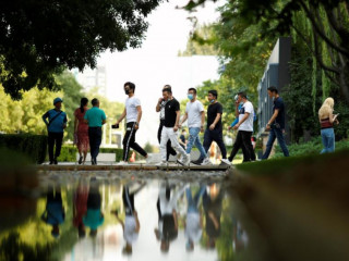 ބެއިޖިންގ ގައި މީހުން މާސްކު އަޅައިގެން މަގުމަތީގައި