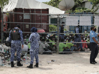 ދިވެހިން މުޒާހަރާ ކުރުމުން ފުލުހުންނަށް ވަރަށް އަނިޔާވޭ، ބިދޭސީން މުޒާހަރާ ކުރާއިރު!؟