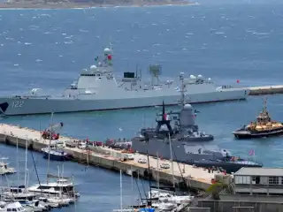 ޗައިނާގެ މިސައިލް ޑިސްޓްރޯޔަރ (ވ) އަދި ރަޝިޔާގެ މަނަވަރު (ކ) އަސްކަރީ ތަމްރީން ތަކަށް ދެކުނު އެފްރިކާގެ ސިމޮންސް ޓައުން ބަނދަރުގައި