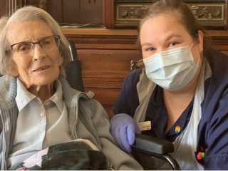 އުމުރުން 106 އަހަރުގެ އިނގިރޭސި އަންހެނަކު ކޮވިޑް-19 ން ގަދަވެއްޖެ