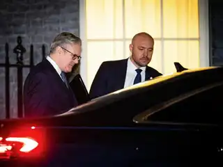 ޑައުނިން ސްޓްރީޓް އިން ނިކުމެ ވަޑައިގެން ބޮޑު ވަޒީރު ސްޓާމާ ކާރު ކޮޅަށް އަރައި ވަޑައިގަންނަވަނީ