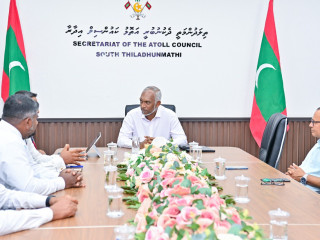 ރައީސް މުއިއްޒު ހދ. ވައިކަރަދޫ އަށް ކުރެއްވި ރަސްމީ ދަތުރުފުޅެއްގައި އެރަށުގެ އޭރު އޮތް ކައުންސިލްއާ ބައްދަލުކުރައްވަނީ. މި ދަތުރުފުޅުގައި ވެސް އެ ރަށަށް ގިނަ ވައުދުތަކެއް ރައީސް މުއިއްޒު ވެވަޑައިގެންނެވި
